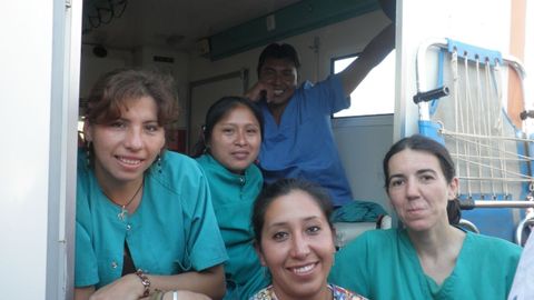Aurora Fernndez, a la derecha, con varios compaeros durante un turno de guardia en ambulancia