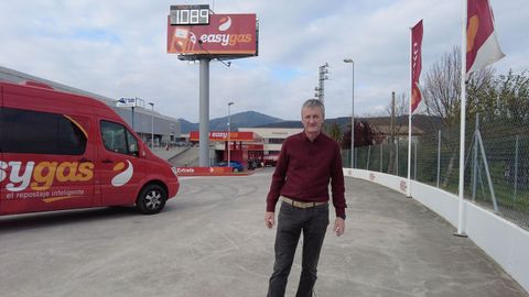 Joseba Barrenengoa, en una de las estaciones de servicio de EasyGas