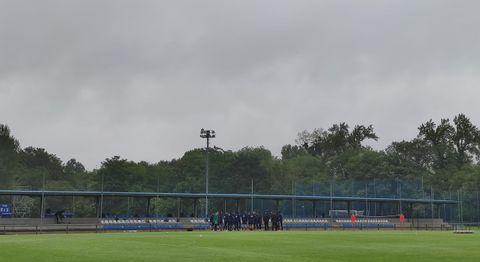 Charla del cuerpo técnico del Vetusta antes del entrenamiento de este viernes