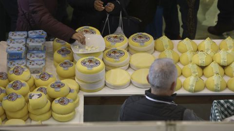 Piezas a la venta en la Festa do Queixo de Arzúa celebrada el año pasado