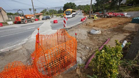 Las obras que están en ejecución en el acceso a la playa de Lapamán, en Bueu, obligan a dar paso alternativo a los vehículos, provocando retenciones