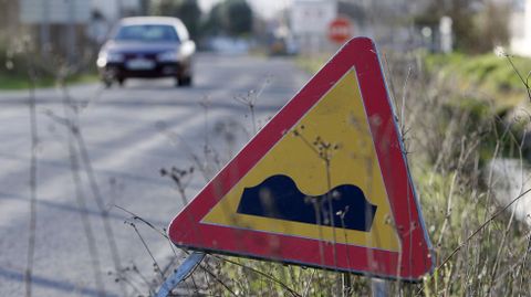 Una señal de obra en el tramo inicial de la carretera de Monforte a Currelos
