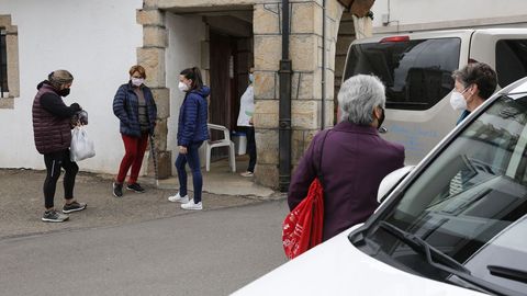 Vecinos de Laza conversando sobre lo ocurrido