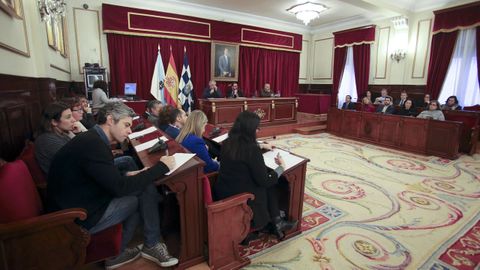 Foto de archivo de un pleno de la corporación municipal de Ferrol celebrado antes de la pandemia, cuando no había que guardar la distancia de seguridad