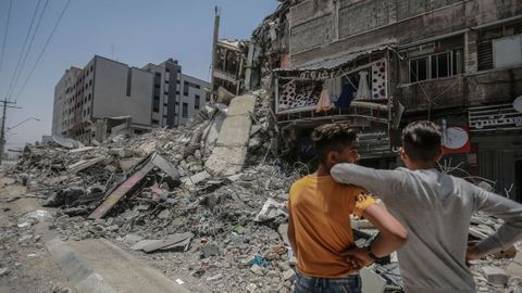 Dos jóvenes palestinos observan los daños producidos por bombardeos israelíes en Gaza