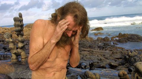 El anacoreta Man de Camelle, con su museo cubierto por petróleo. Semanas después, fallecía