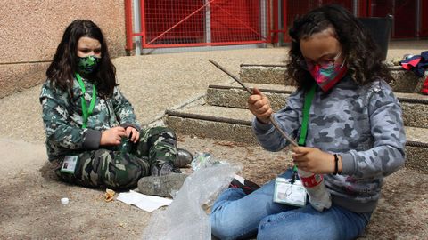 Los patrulleros fabrican ecoladrillos