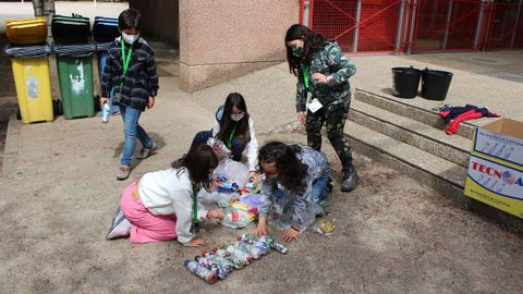 La Patrulla Verde preparando sus ecoladrillos