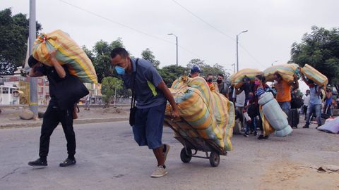En una imagen de archivo cientos de venezolanos regresan a su país desde Colombia después de que la pandemia les dejara sin trabajo