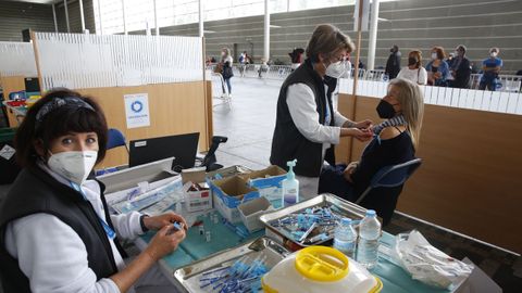Tres mil personas de menos de 60 años estaban citadas este sábado en el recinto ferial de Pontevedra para recibir el suero de Pfizer