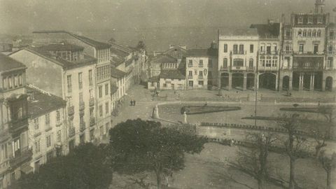 O Cantón de Ribadeo, con la Casa de Lage enfrente, donde se situó el comercio El Nuevo Mundo