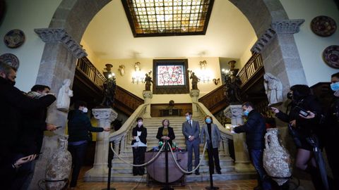 Los abogados del Estado, en el vestíbulo del pazo, entre adornos, estatuas y bustos de Franco. Era el 10 de diciembre del 2020 y acababan de recibir las llaves de Meirás. No se ha abierto al público desde entonces