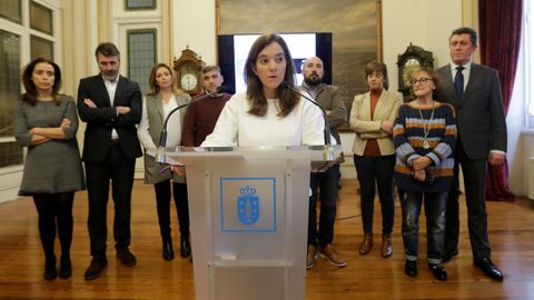 La alcaldesa, Inés Rey, el 12 de marzo del 2020, cuando anunció medidas de urgencia contra la pandemia del coronavirus. Estuvo acompañada de los concejales de su gobierno, de izquierda a derecha: Yoya Neira (Servicios Sociales), Juan Díaz Villoslada (Urbanismo), Diana Sobral (Comercio y Barrios), el director de Seguridad Ciudadana, Carlos Touriñán; José Manuel Lage (portavoz del gobierno local y edil de Facenda), Eva Martínez (Empleo, hoy fuera del ejecutivo local), Esther Fontán (Medio Ambiente) y Juan Ignacio Borrego (Turismo y Seguridad)