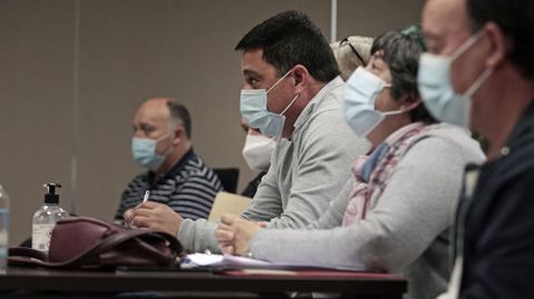 El presidente del Lemos, Óscar López, en la asamblea de socios de este domingo, sentado junto al resto de su junta directiva