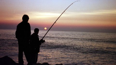 La pesca recreativa marítima con caña puede practicarse desde tierra o desde embarcación