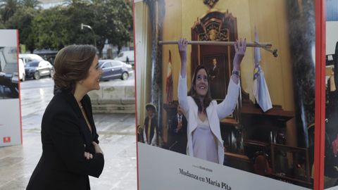Inés Rey contemplando una foto del día que tomó el bastón de alcaldesa en María Pita