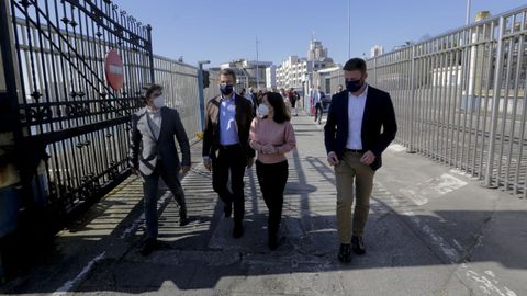 Ines Rey con Núñez Feijoo en el puerto de A Coruña, en compañía del presidente de la Autoridad Portuaria y del delegado de la Xunta en la provincia