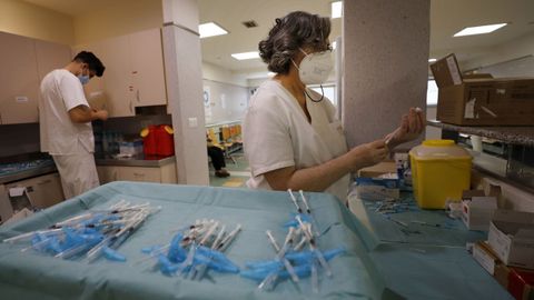 Cientos de mariñanos están citados estos días para vacunarse en el Hospital da Mariña, en Burela (foto de archivo)