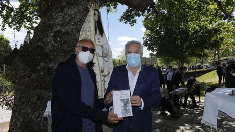 Un ejemplar del libro «Xocas revisitado.Lembranza de Xaquín Lorenzo Fernández», editado por el Museo do Pobo Galego con el patrocinio del Parlamento de Galicia se entregó en esta jornada al Concello de Lobeira
