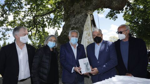 El libro sobre Xaquín Lorenzo lo entregaron el presidente del Parlamento, Miguel Santalices, que también es oriundo de Baixa Limia. También participaron la vicepresidenta do Padroado do Museo do Pobo Galego, Concha Losada, e mailo director do Museo, Manuel Vilar.