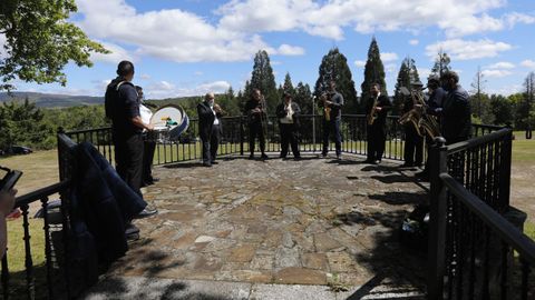 La charanga Os Bandiños amenizó musicalmente la romería