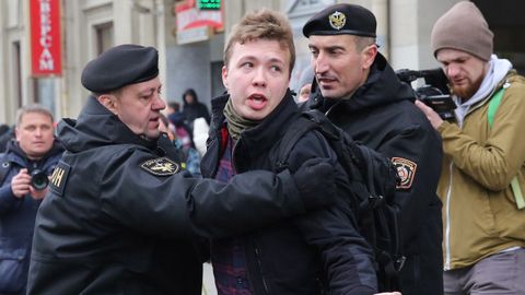 La policía bielorrusa arresta a Román Protasevich durante una protesta en Minsk en el 2017