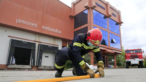 Un bombero recogía material este domingo después de una madrugada de máxima tensión