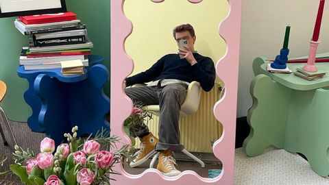 El autor del espejo curvy, Gustaf Westman, en una foto delante de una de sus piezas