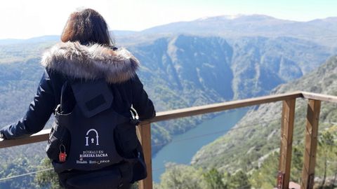 Una turista con una mochila del programa «Búskalo en la Ribeira Sacra», organizado por el consorcio de turismo