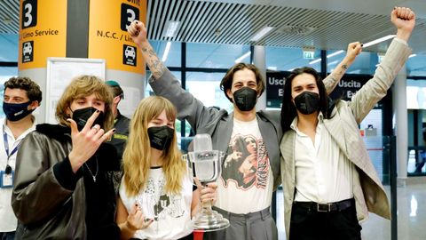 Los miembros del grupo de rock Maneskin, a su llega a Roma con el micrófono de cristal, el trofeo de Eurovisión