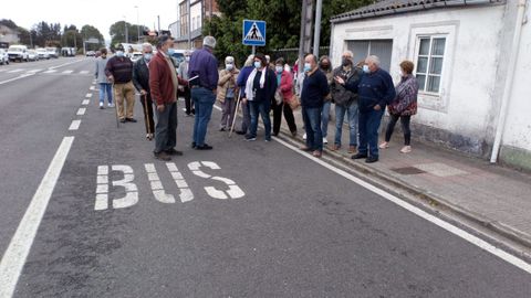 Vecinos de O Carqueixo y de la federación vecinal protestan por la supresión de una parada de bus