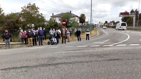 Vecinos de O Carqueixo y de la federación vecinal protestan por la supresión de una parada de bus