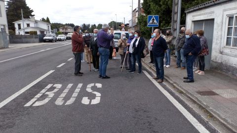 Vecinos de O Carqueixo y de la federación vecinal protestan por la supresión de una parada de bus