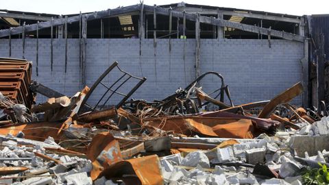 Los restos de la nave de Fraín, un mes después del incendio, sin previsiones de ser retirados