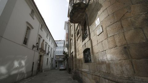 La reforma de la mansión ordenada por Carmen Polo en 1963 incluyó la ampliación del edificio por la calle Veeduría, donde existía una casa de planta baja que se derribó para incorporar la parcela al palacio. La nueva fachada, entre pilastras, se levantó con piedras del hospital de la Caridad, de donde también procede, según los historiadores, una escalera y elementos decorativos del interior del palacio