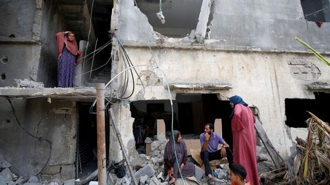 Palestinos regresan a su casa bombardea en Beit Hanoun, en la Franja de Gaza