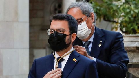 Pere Aragonès recibe de su antecesor, Quim Torra, la medalla de la presidencia de la Generalitat