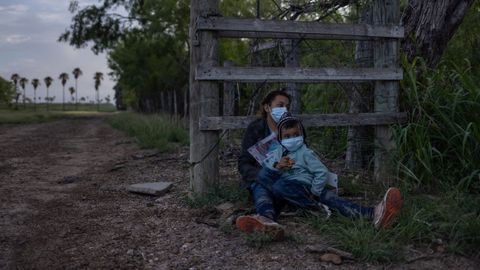 Una inmigrante de El Salvador en la frontera entre Estados Unidos y México