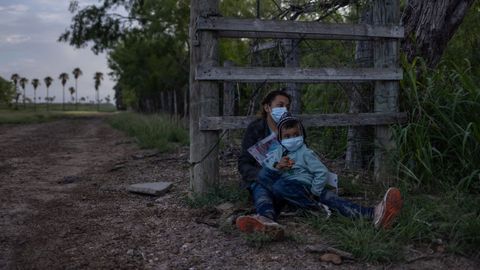 Una inmigrante de El Salvador en la frontera entre Estados Unidos y Mxico