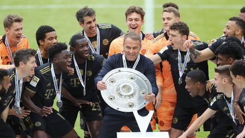 Flick y los jugadores del Bayern de Múnich celebran el título de la Bundesliga