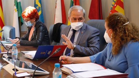 El presidente y la vicepresidenta de la Diputación con la secretaria provincia
