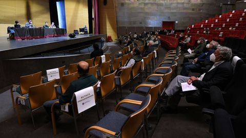 Asamblea vecinal celebrada en el Pazo da Cultura sobre el plan de transporte a demanda
