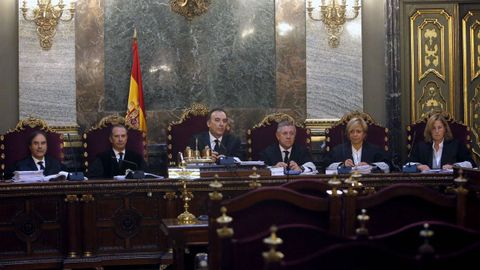 El juez Manuel Marchena, (tercero por la izquierda en la imagen) presidió el juicio en el Tribunal Supremo que condenó a los líderes independentistas