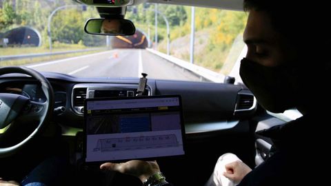 Un técnico de Telefónica explica el sistema aplicado en el interior del túnel y la información que reciben