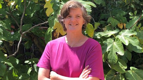 Katia Hueso, cofundadora de la primera escuela al aire libre de España, Saltamontes, publica «Educar en la naturaleza: mejores personas para un planeta mejor»