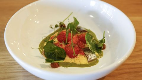 Caballa ahumada y mucho más. Viajar desde el plato. En los menús degustación de Pacífico, el chef Fran Domínguez propone un viaje por el mundo a través de sus platos. Caballa ahumada y tomates bombón pasificados, sobre una «beurre blanc» o salsa de mantequilla blanca, con jugo de encurtidos y hojas capuchina.