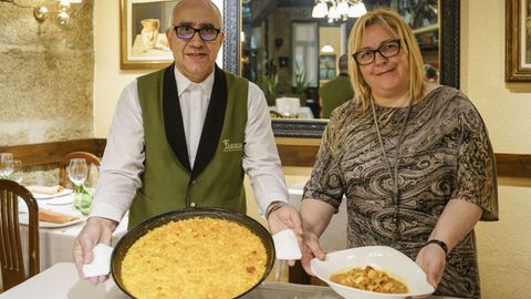 A TABERNA. Ángel López, sumiller, y Ana Ledo, jefa de sala del restaurante, junto a uno de sus arroces a banda.