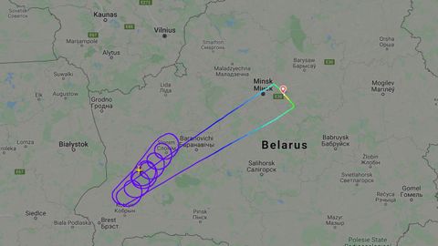 Imagen del servicio de seguimiento de vuelos Flightradar24 donde se aprecian los giros hechos por el avión antes del aterrizaje en el aeropuerto de la capital bielorrusa