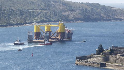 Estructura para un parque eólico de Iberdrola construida en Navantia saliendo de la ría de Ferrol