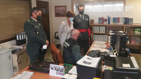 La directora de la Guardia Civil, María Gámez, este miércoles en la Comandancia de A Coruña, acompañada por el general Rodríguez y por el coronel Jambrina